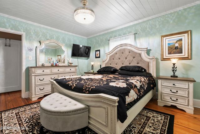 102 Lakeshore Drive, Lake Waccamaw, NC 28450