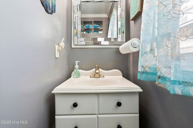 102 Lakeshore Drive, Lake Waccamaw, NC 28450