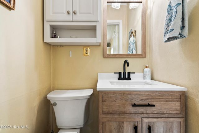 102 Lakeshore Drive, Lake Waccamaw, NC 28450