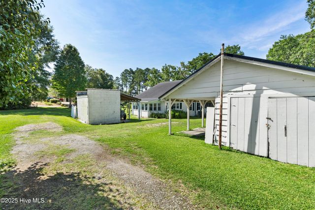 102 Lakeshore Drive, Lake Waccamaw, NC 28450
