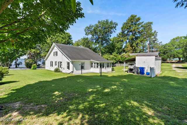 102 Lakeshore Drive, Lake Waccamaw, NC 28450