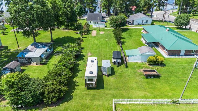 102 Lakeshore Drive, Lake Waccamaw, NC 28450