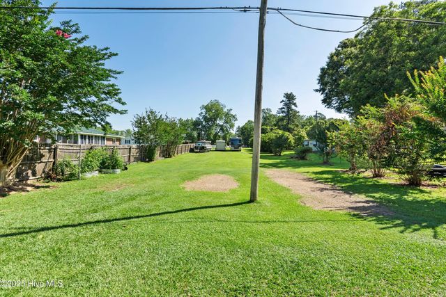 102 Lakeshore Drive, Lake Waccamaw, NC 28450