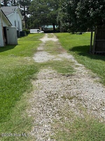 102 Lakeshore Drive, Lake Waccamaw, NC 28450