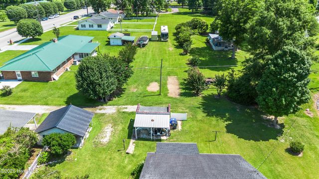 102 Lakeshore Drive, Lake Waccamaw, NC 28450