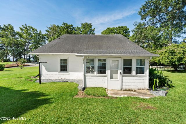 102 Lakeshore Drive, Lake Waccamaw, NC 28450