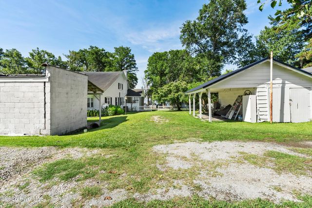 102 Lakeshore Drive, Lake Waccamaw, NC 28450