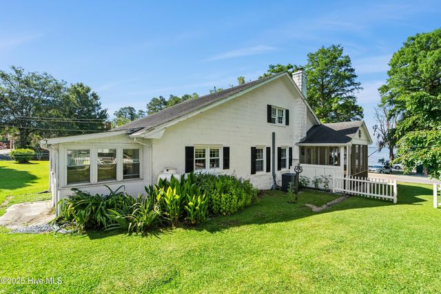 102 Lakeshore Drive, Lake Waccamaw, NC 28450