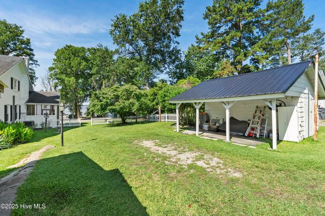 102 Lakeshore Drive, Lake Waccamaw, NC 28450