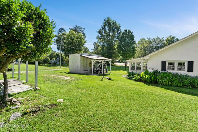 102 Lakeshore Drive, Lake Waccamaw, NC 28450