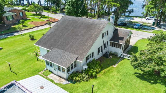 102 Lakeshore Drive, Lake Waccamaw, NC 28450