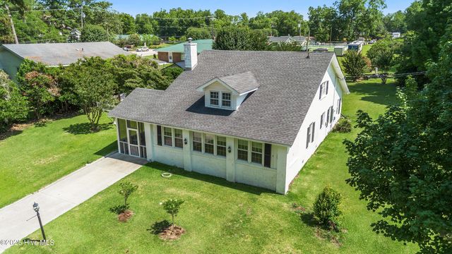 102 Lakeshore Drive, Lake Waccamaw, NC 28450