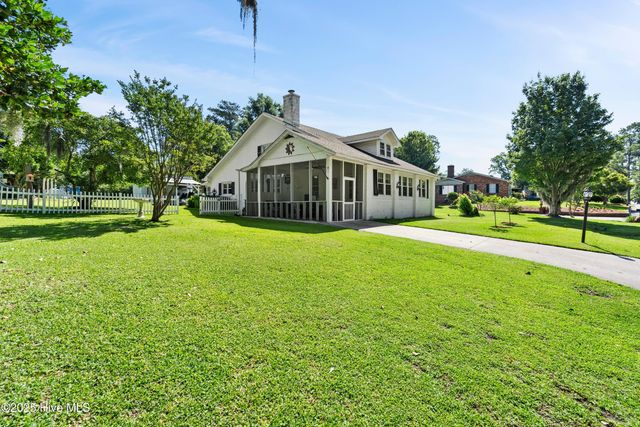 102 Lakeshore Drive, Lake Waccamaw, NC 28450