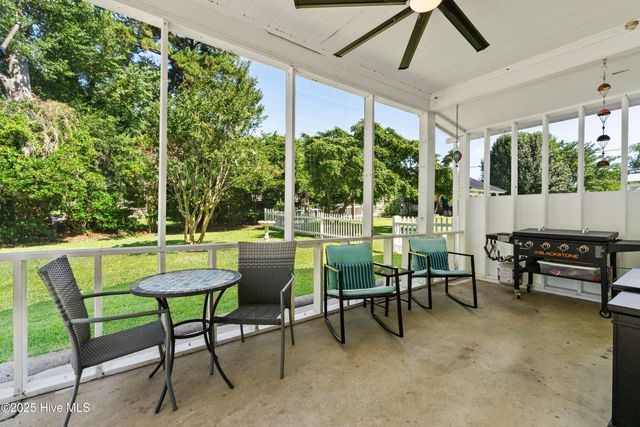 102 Lakeshore Drive, Lake Waccamaw, NC 28450