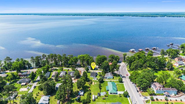 102 Lakeshore Drive, Lake Waccamaw, NC 28450