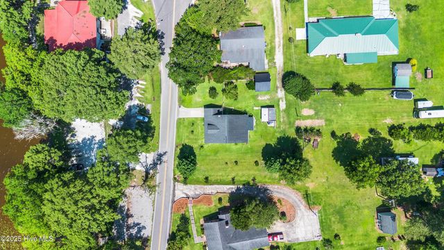 102 Lakeshore Drive, Lake Waccamaw, NC 28450