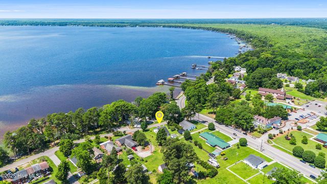 102 Lakeshore Drive, Lake Waccamaw, NC 28450