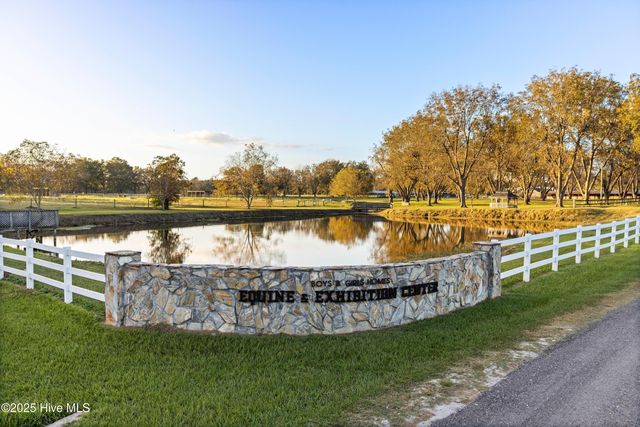 102 Lakeshore Drive, Lake Waccamaw, NC 28450