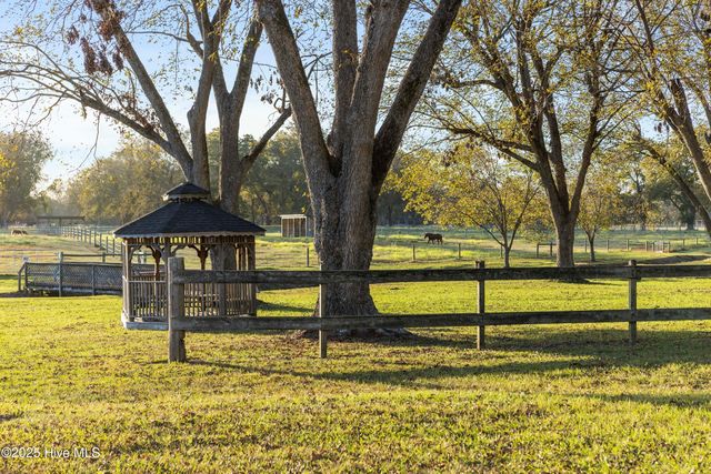 102 Lakeshore Drive, Lake Waccamaw, NC 28450