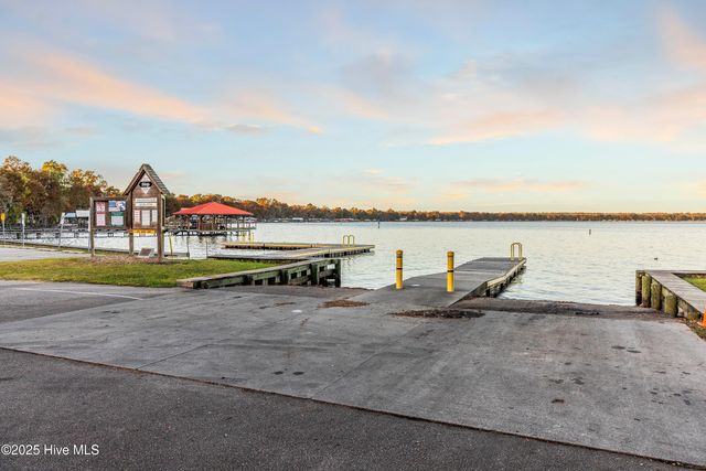 102 Lakeshore Drive, Lake Waccamaw, NC 28450