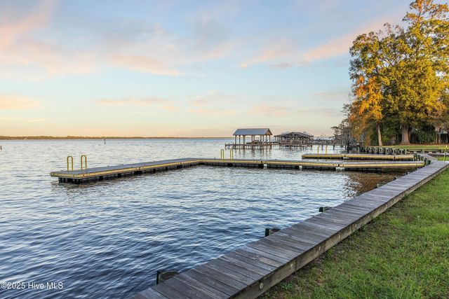 102 Lakeshore Drive, Lake Waccamaw, NC 28450