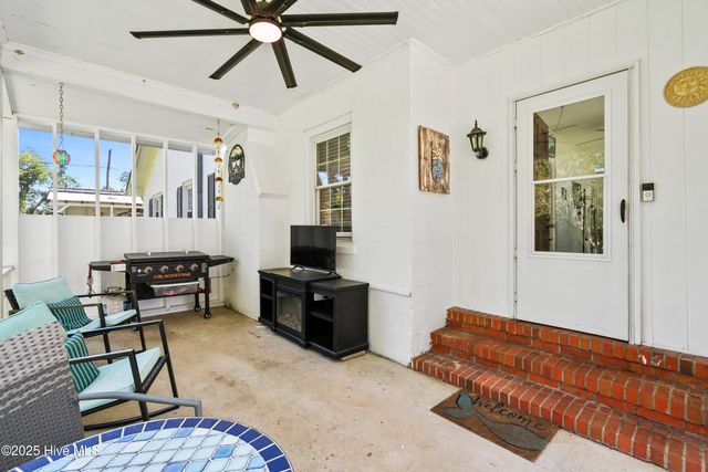 102 Lakeshore Drive, Lake Waccamaw, NC 28450