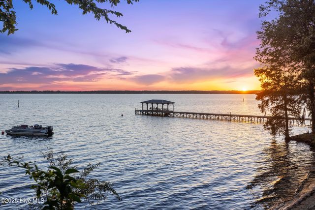 102 Lakeshore Drive, Lake Waccamaw, NC 28450