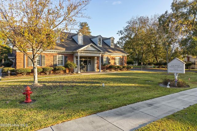 102 Lakeshore Drive, Lake Waccamaw, NC 28450