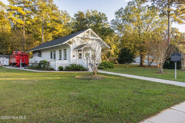 102 Lakeshore Drive, Lake Waccamaw, NC 28450