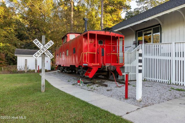 102 Lakeshore Drive, Lake Waccamaw, NC 28450