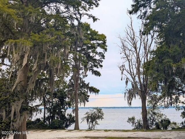 102 Lakeshore Drive, Lake Waccamaw, NC 28450