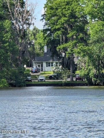 102 Lakeshore Drive, Lake Waccamaw, NC 28450