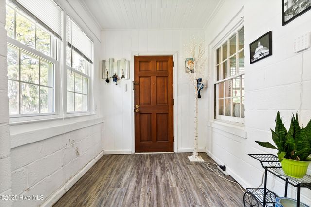 102 Lakeshore Drive, Lake Waccamaw, NC 28450