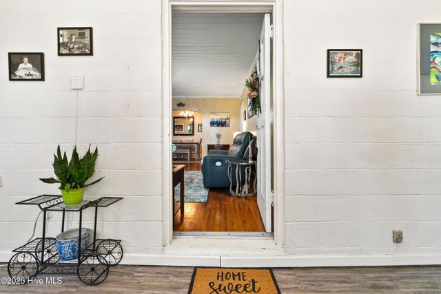 102 Lakeshore Drive, Lake Waccamaw, NC 28450