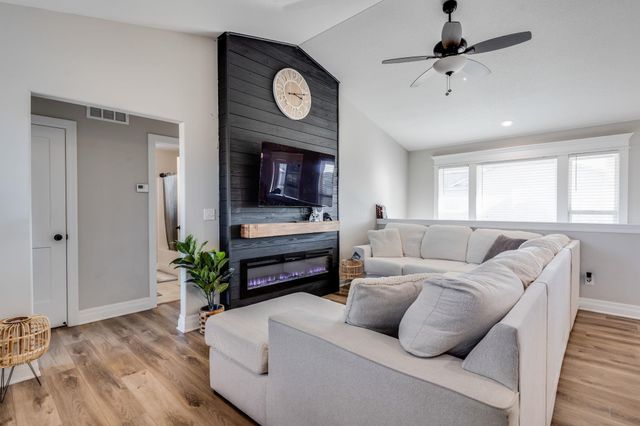 931 E Hickam St, Derby, KS 67037