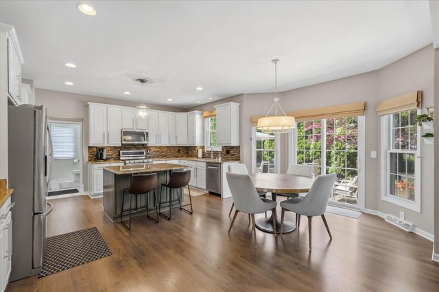 W73N413 Greystone DRIVE, Cedarburg, WI 53012