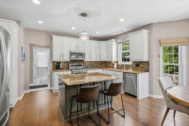 W73N413 Greystone DRIVE, Cedarburg, WI 53012
