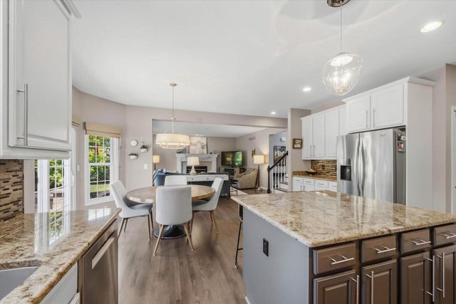 W73N413 Greystone DRIVE, Cedarburg, WI 53012