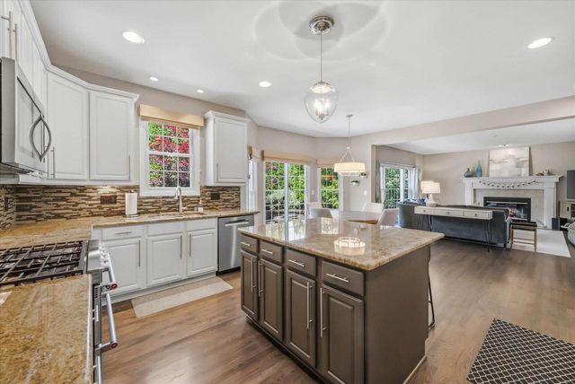 W73N413 Greystone DRIVE, Cedarburg, WI 53012