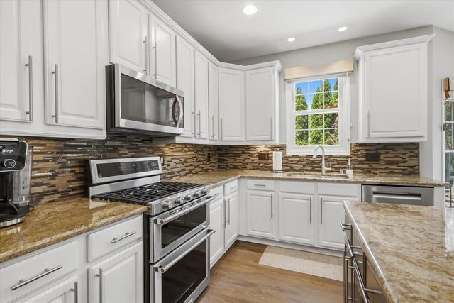 W73N413 Greystone DRIVE, Cedarburg, WI 53012
