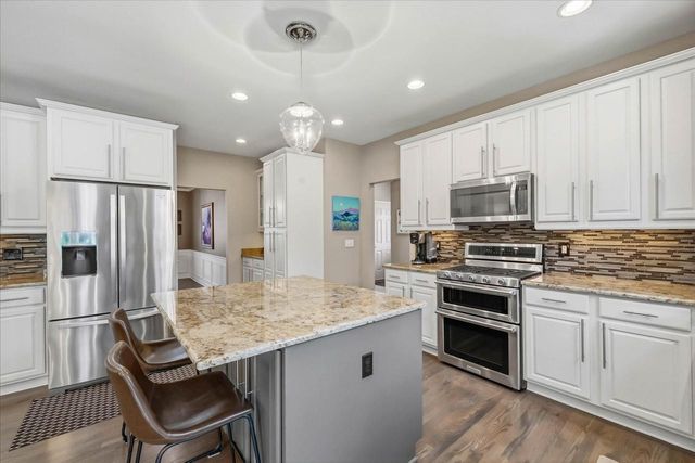 W73N413 Greystone DRIVE, Cedarburg, WI 53012