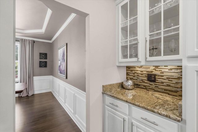 W73N413 Greystone DRIVE, Cedarburg, WI 53012