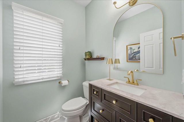 W73N413 Greystone DRIVE, Cedarburg, WI 53012