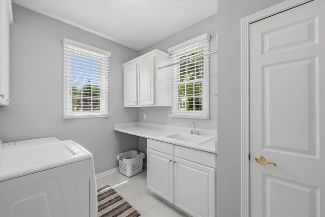 W73N413 Greystone DRIVE, Cedarburg, WI 53012