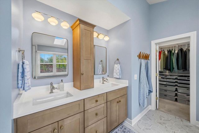W73N413 Greystone DRIVE, Cedarburg, WI 53012