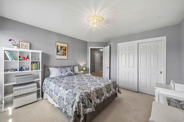 W73N413 Greystone DRIVE, Cedarburg, WI 53012