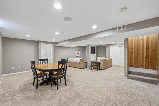 W73N413 Greystone DRIVE, Cedarburg, WI 53012