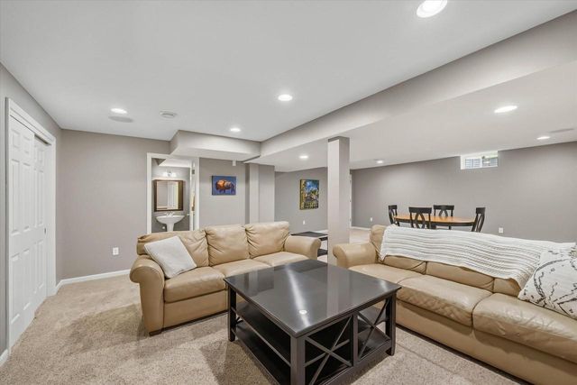 W73N413 Greystone DRIVE, Cedarburg, WI 53012