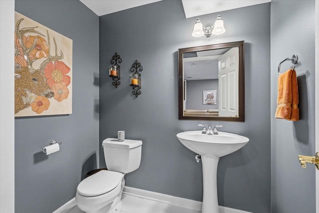 W73N413 Greystone DRIVE, Cedarburg, WI 53012