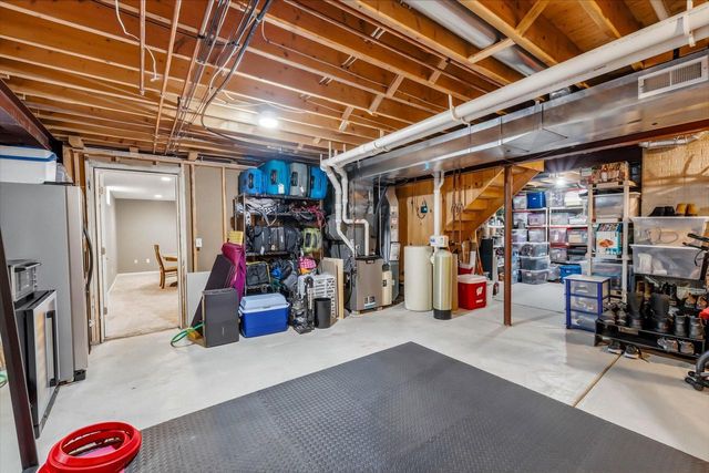 W73N413 Greystone DRIVE, Cedarburg, WI 53012